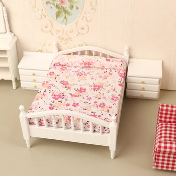Двуспальная кровать с цветочным рисунком, Две тумбочки, Набор для кукольного домика, Деревянная Мини-Двуспальная кровать, Кукольный домик для гостиной, игрушки для дома